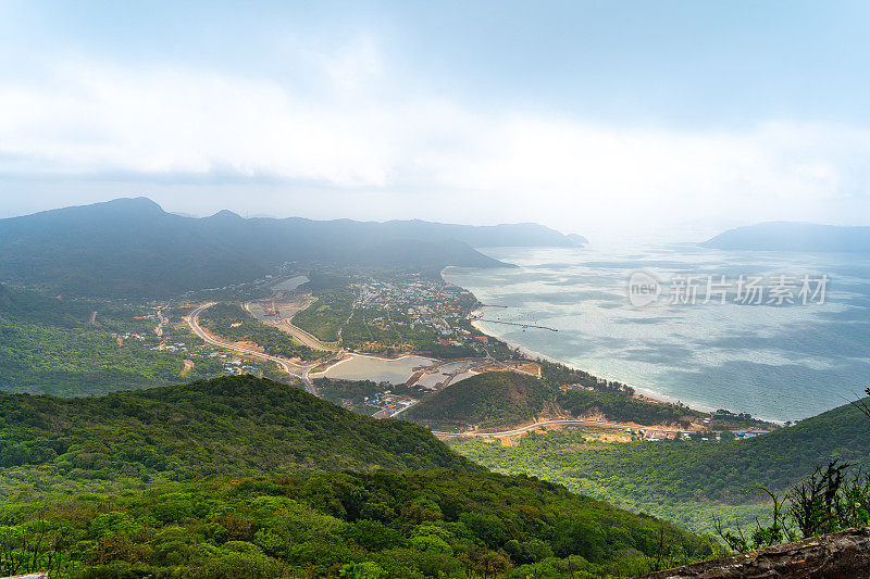 从青家山俯瞰，宁静的越南Con Dao岛。海景，有波浪，有海岸线，有晴朗的天空和道路，有蓝色的海和山。